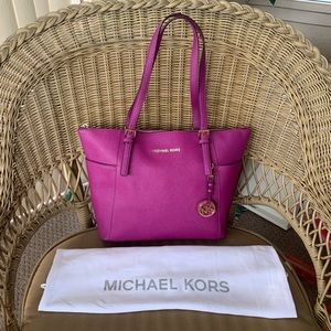 💜 NWT Michael Kors Jet Set Tote in Pomegranate